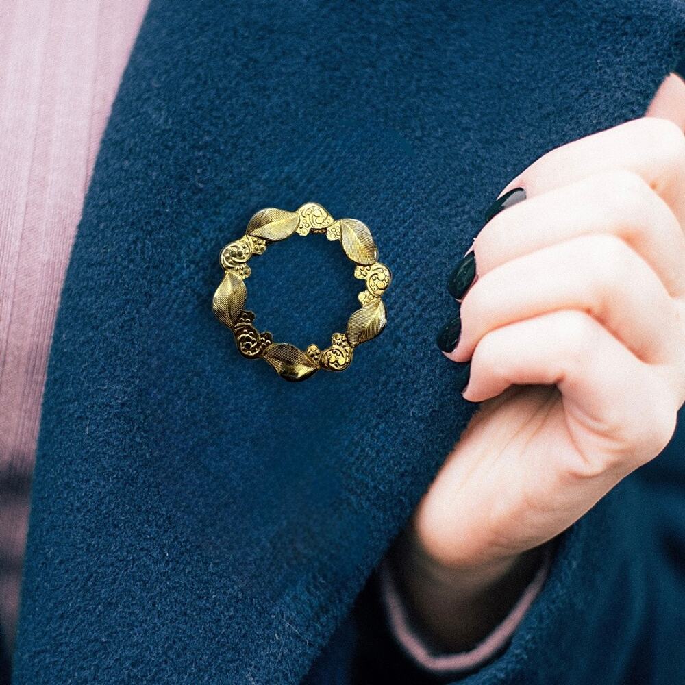 Vintage MCM Gold Tone Floral Wreath Round Brooch Pin
